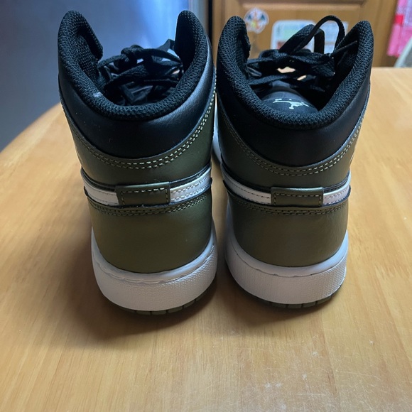 NEW Air Jordan 1 Mid- Kids Black and Olive Sneaker. Size 6Y. IN BOX, never worn - Picture 6 of 10